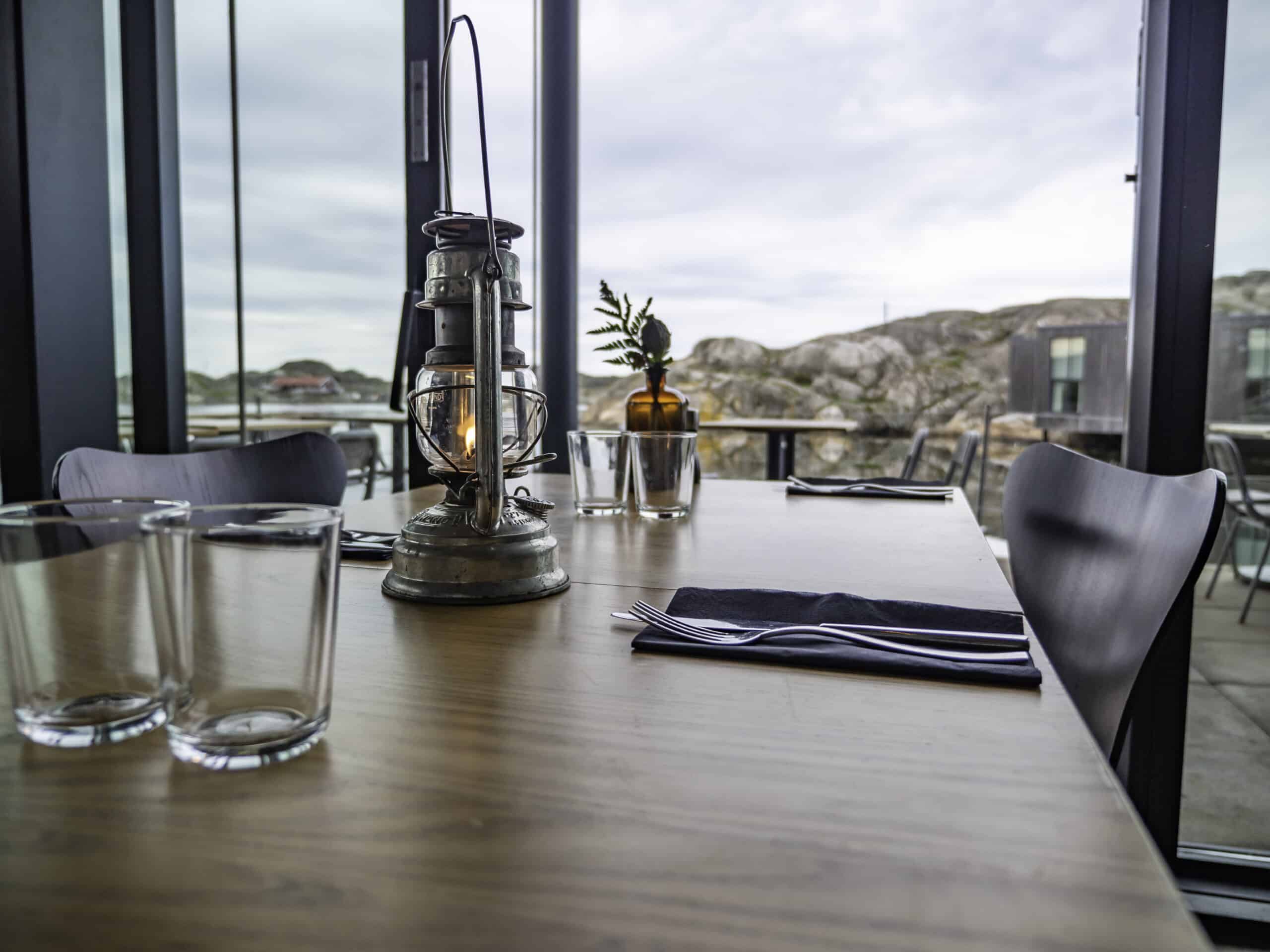 Dukat bord med utsikt över klipporna