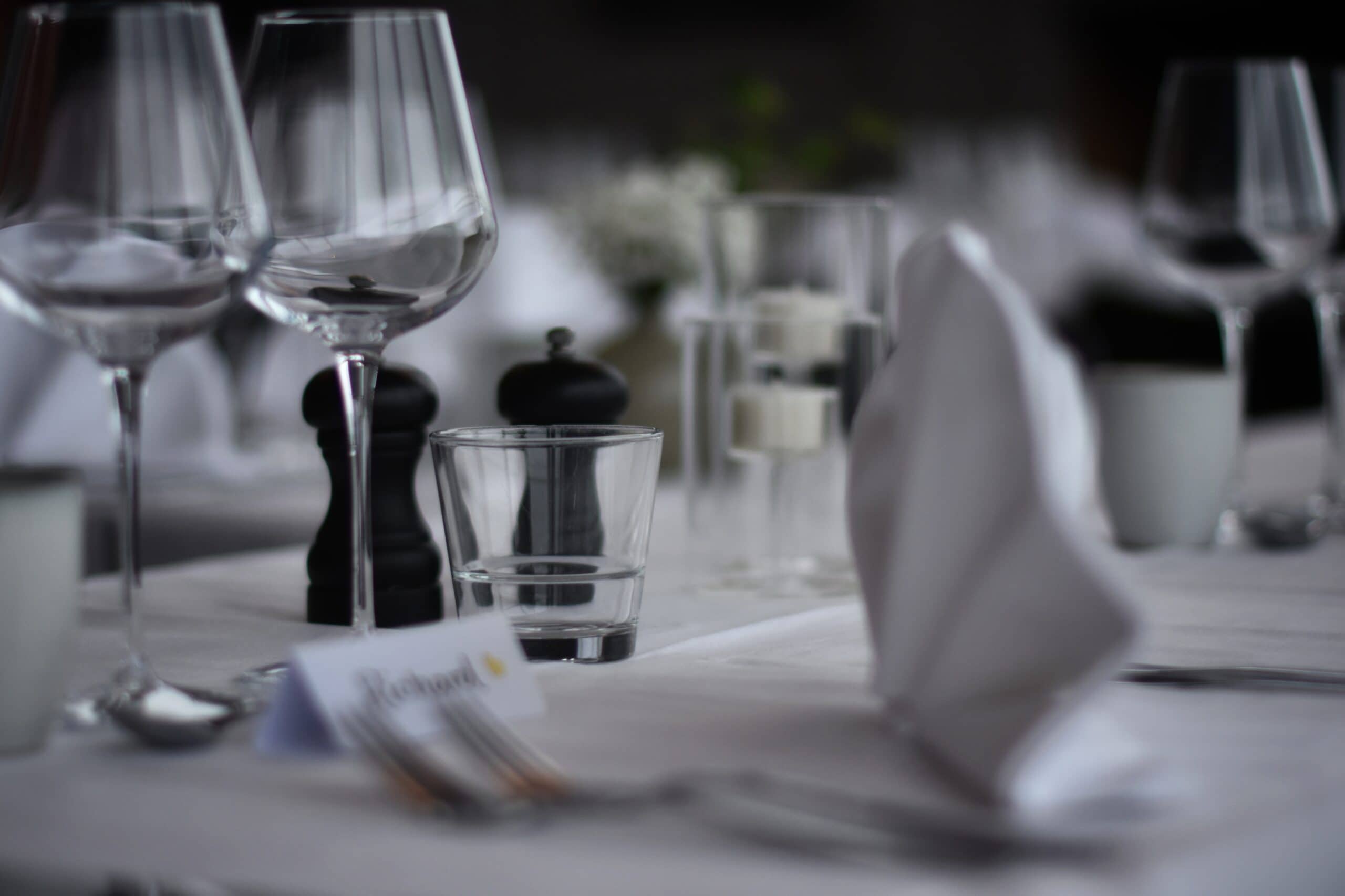 Bröllopsdukning och fest vid havet på Restaurang Vatten